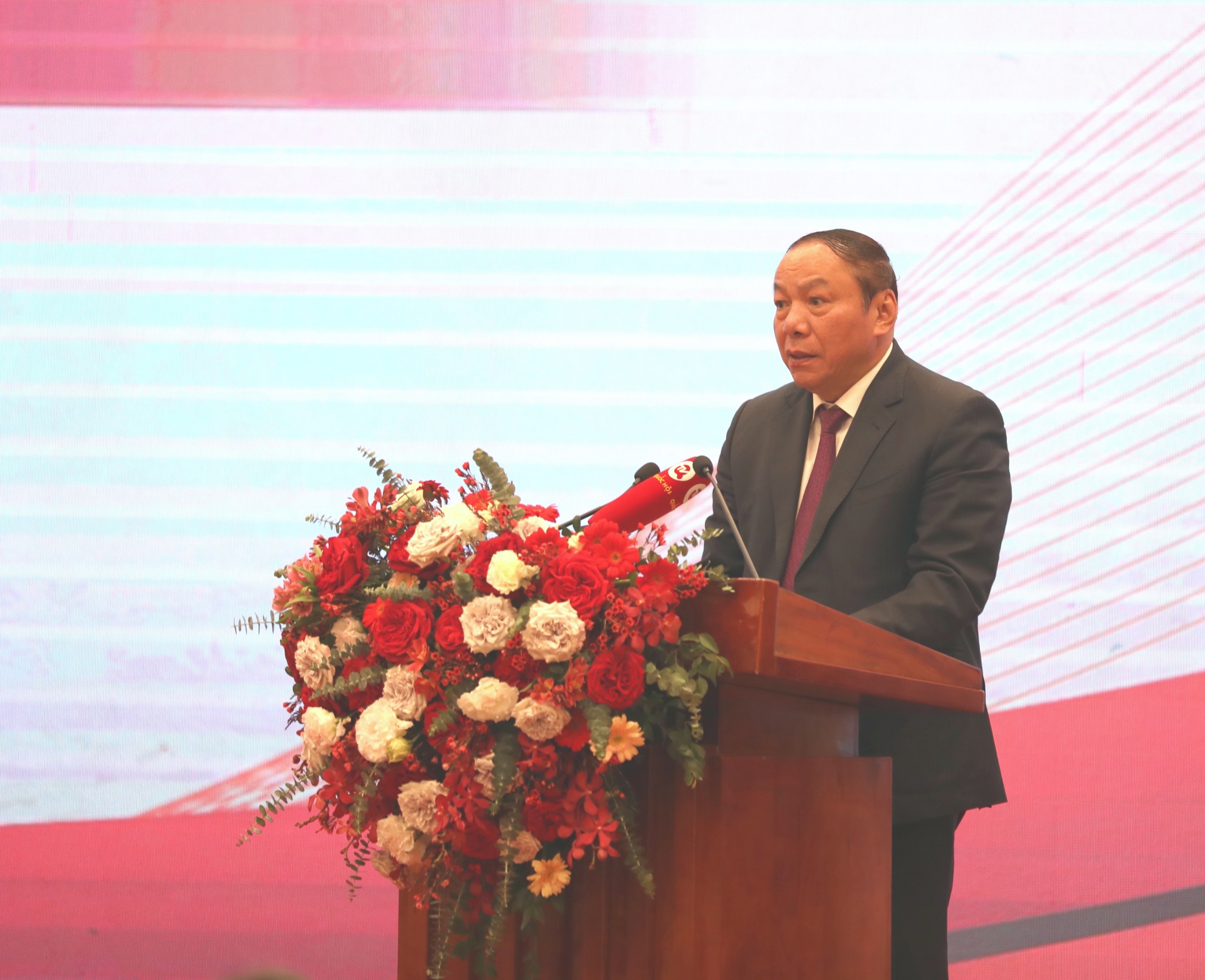 Ủy viên Ban Chấp hành TW Đảng, Bộ trưởng Bộ Văn hóa Thể thao và Du lịch Nguyễn Văn Hùng.